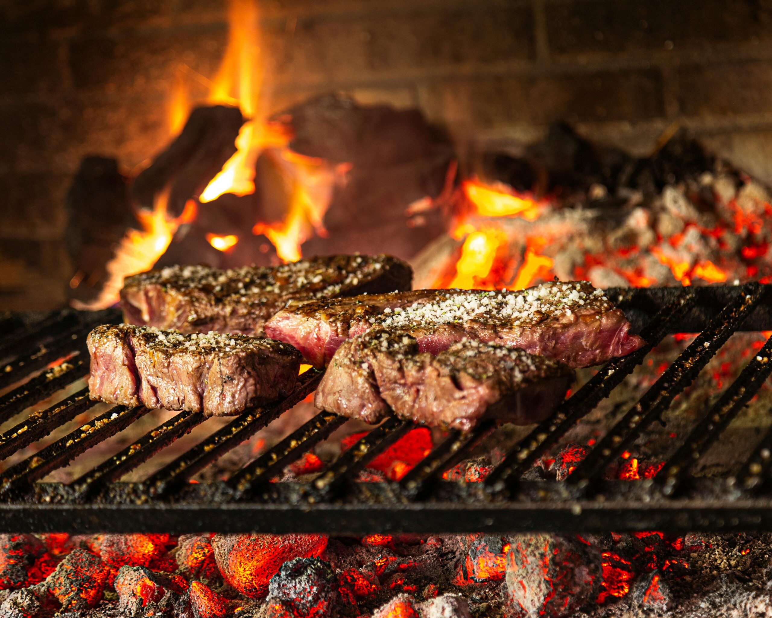 Welche Unterschiede gibt es zwischen Holzkohle- und Gasgrill beim Steakgrillen?