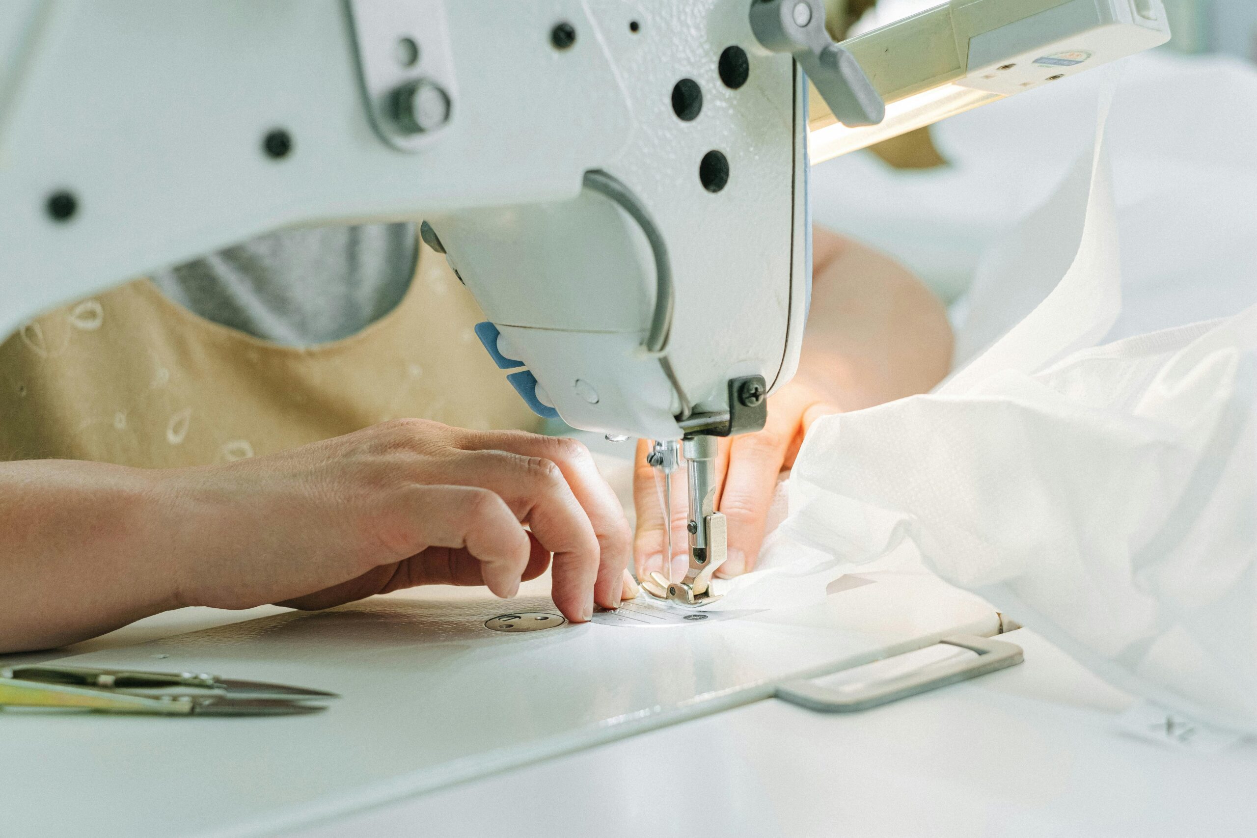 Warum verschiebt sich die Spannung beim Nähen von elastischen Stoffen?