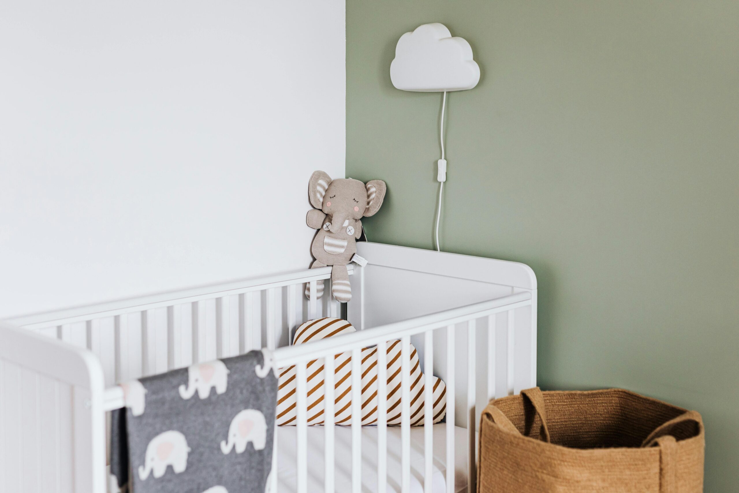 Welche Farbe eignet sich für das Streichen von Kinderzimmermöbeln aus Holz?