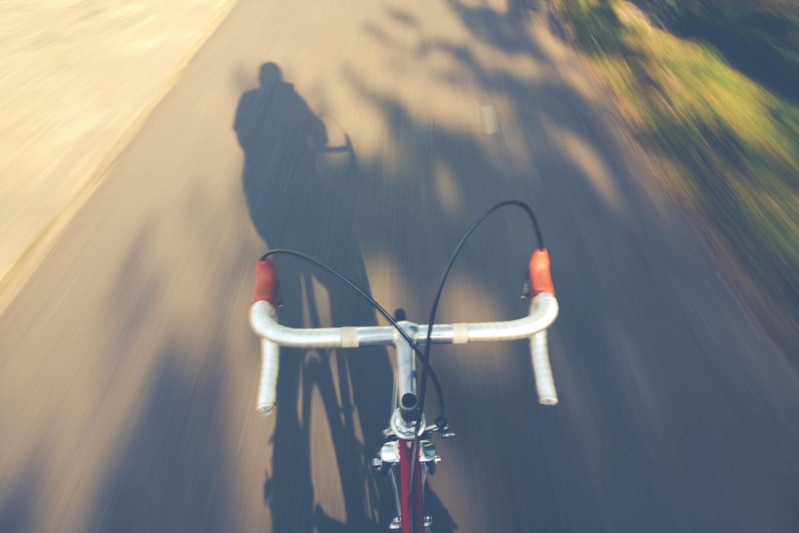 Warum klappert mein Fahrradlenker trotz fester Schrauben?