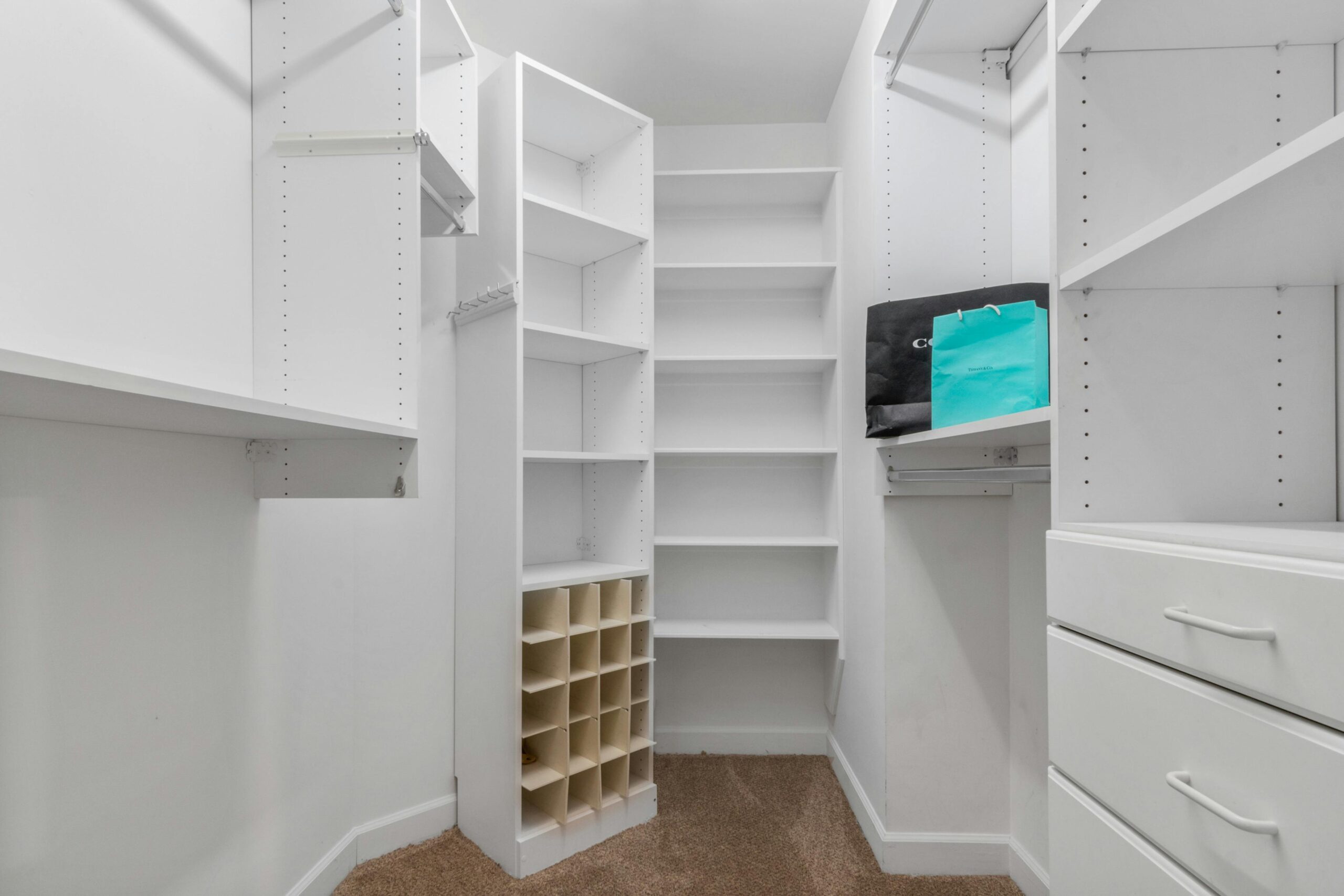 Welche Techniken erleichtern das Einrichten eines Schrank-Systems im Keller?