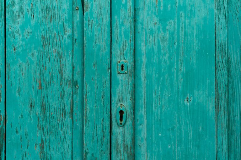 Warum blättert Lack von lackierten Türen nach kurzer Zeit ab?