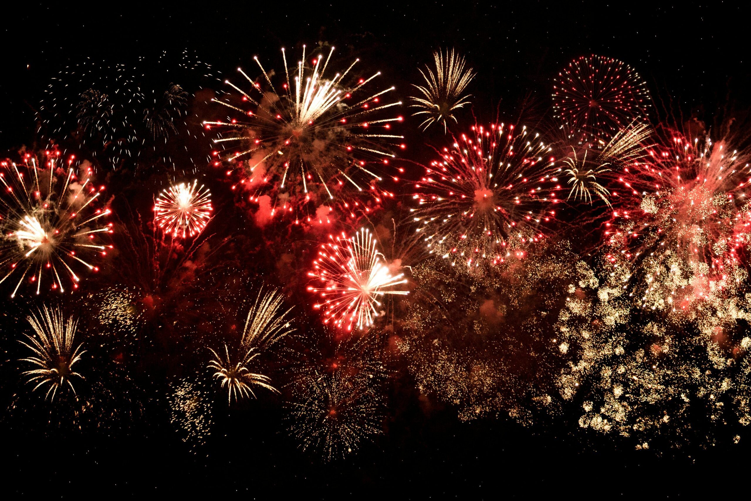 Welche Sicherheitsmaßnahmen helfen bei Feuerwerk in dicht besiedelten Gebieten?