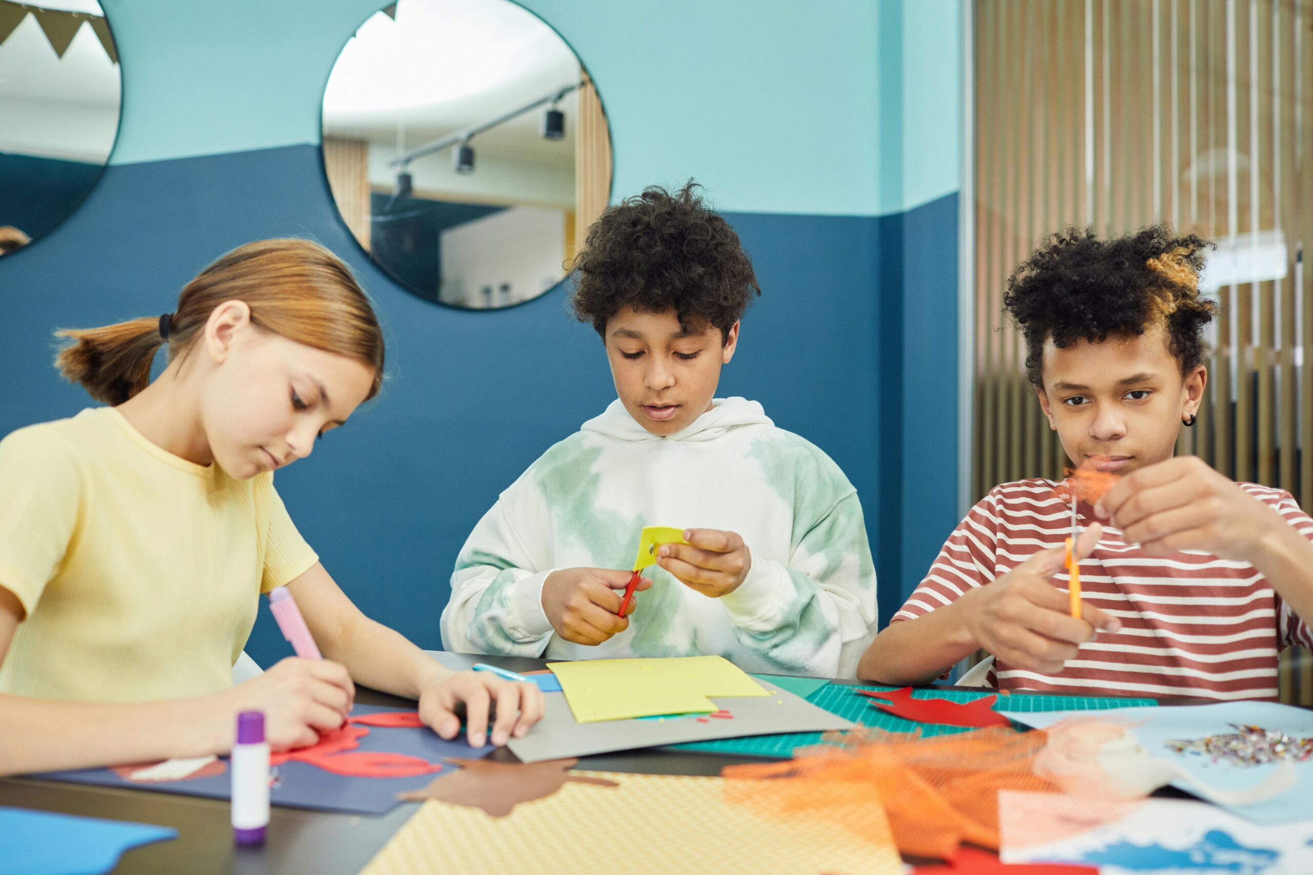 Welche Materialien sind beim Basteln von Laternen für Kinder sicher?