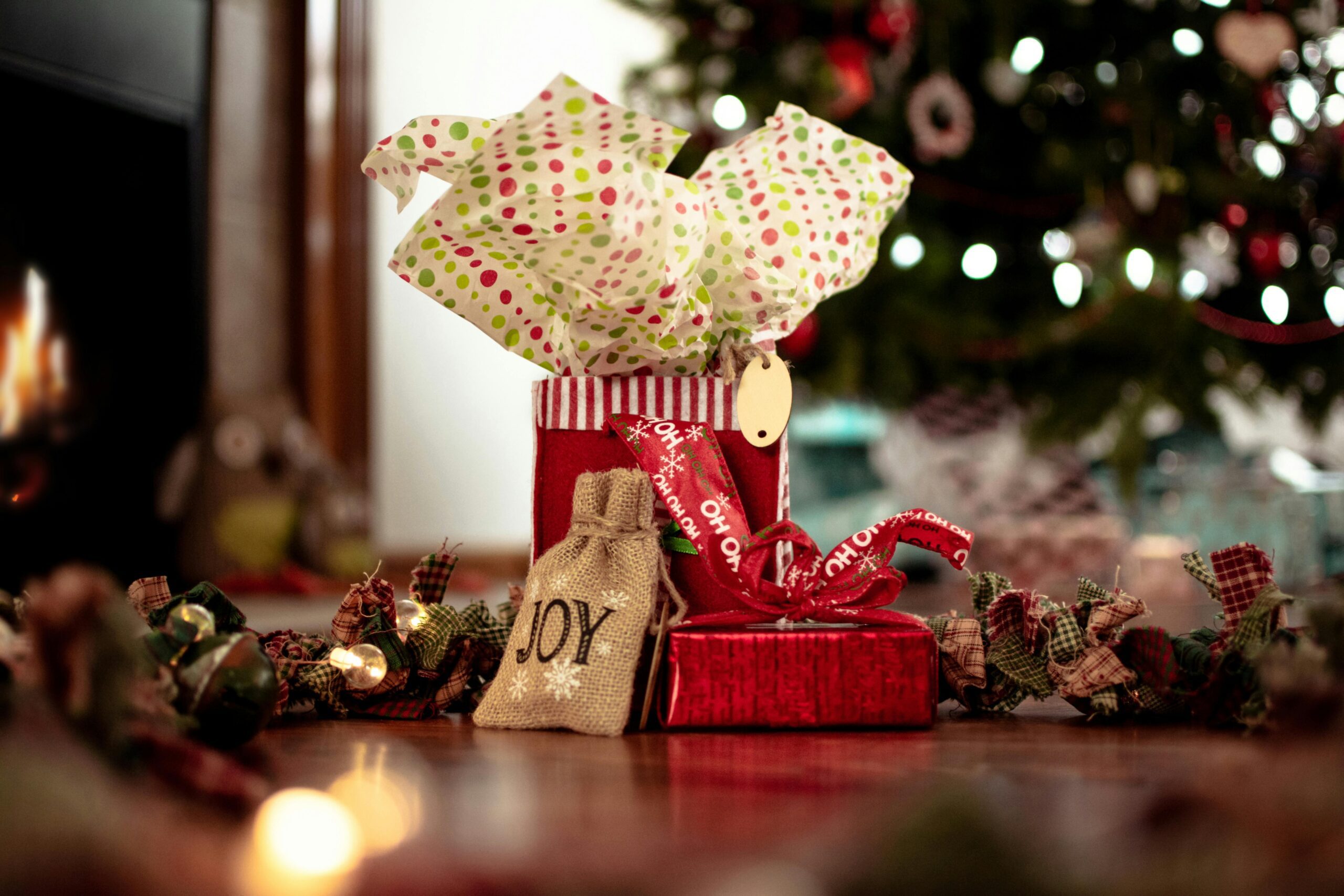 Welche Techniken erleichtern das Einpacken von unregelmäßigen Geschenken?