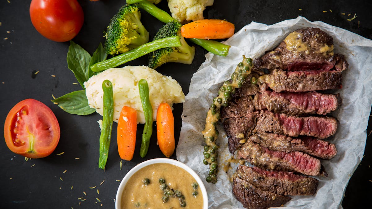 Warum bleibt Fleisch beim Anbraten an der Pfanne haften