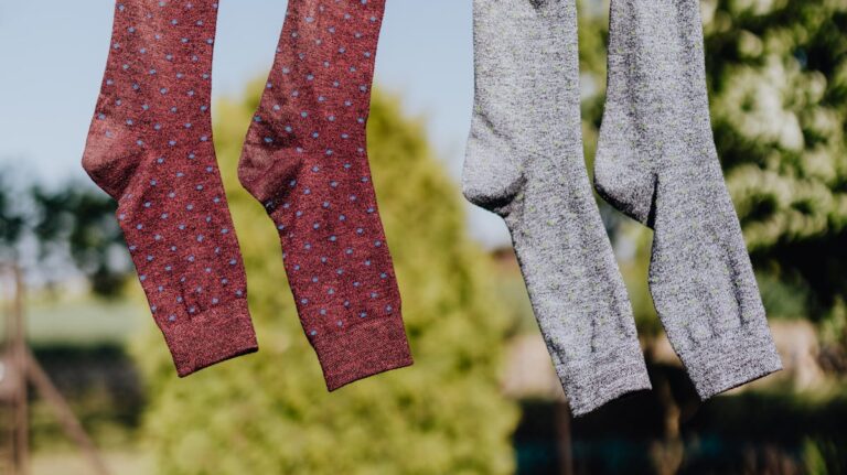 Warum verblasst Kleidung nach dem Waschen trotz Feinwaschmittel