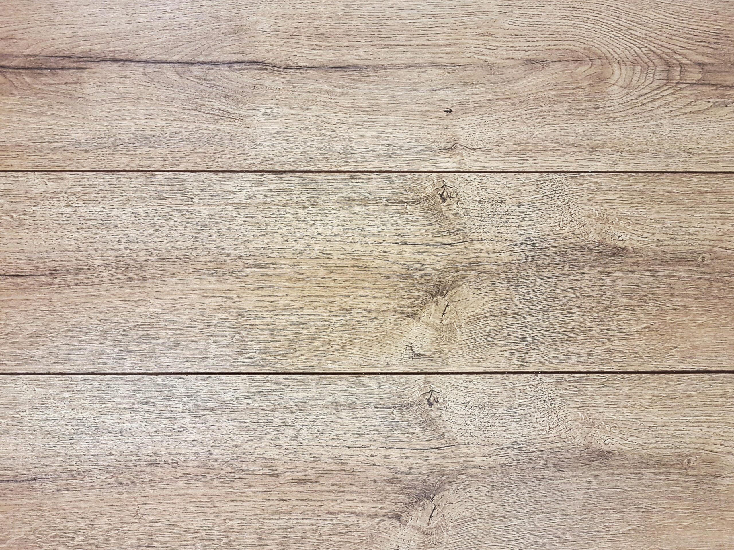 Welche Methoden helfen, einen Holzboden ohne Schleifmaschine zu renovieren?