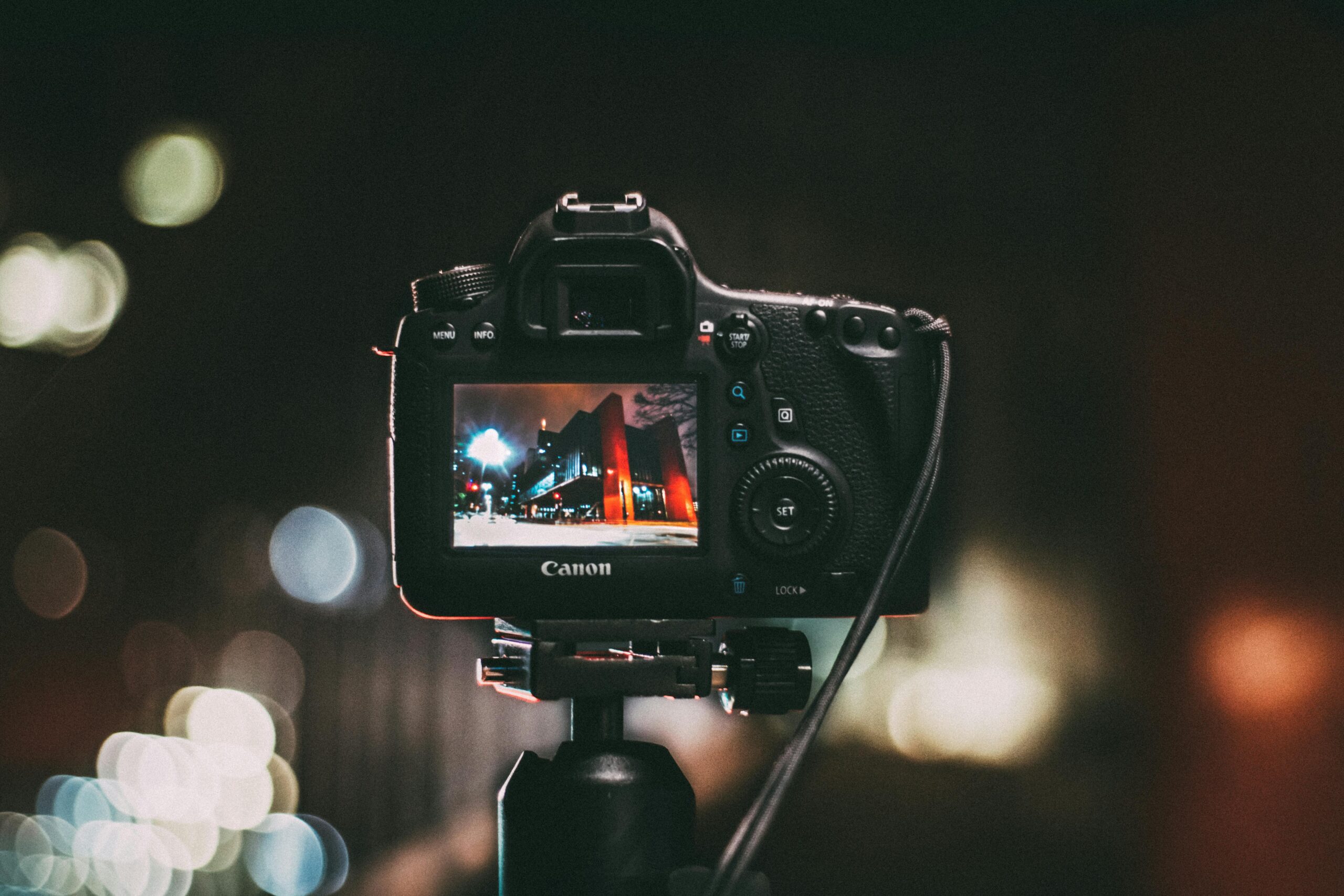 Welche Techniken erleichtern das Fotografieren bei schwachem Licht?