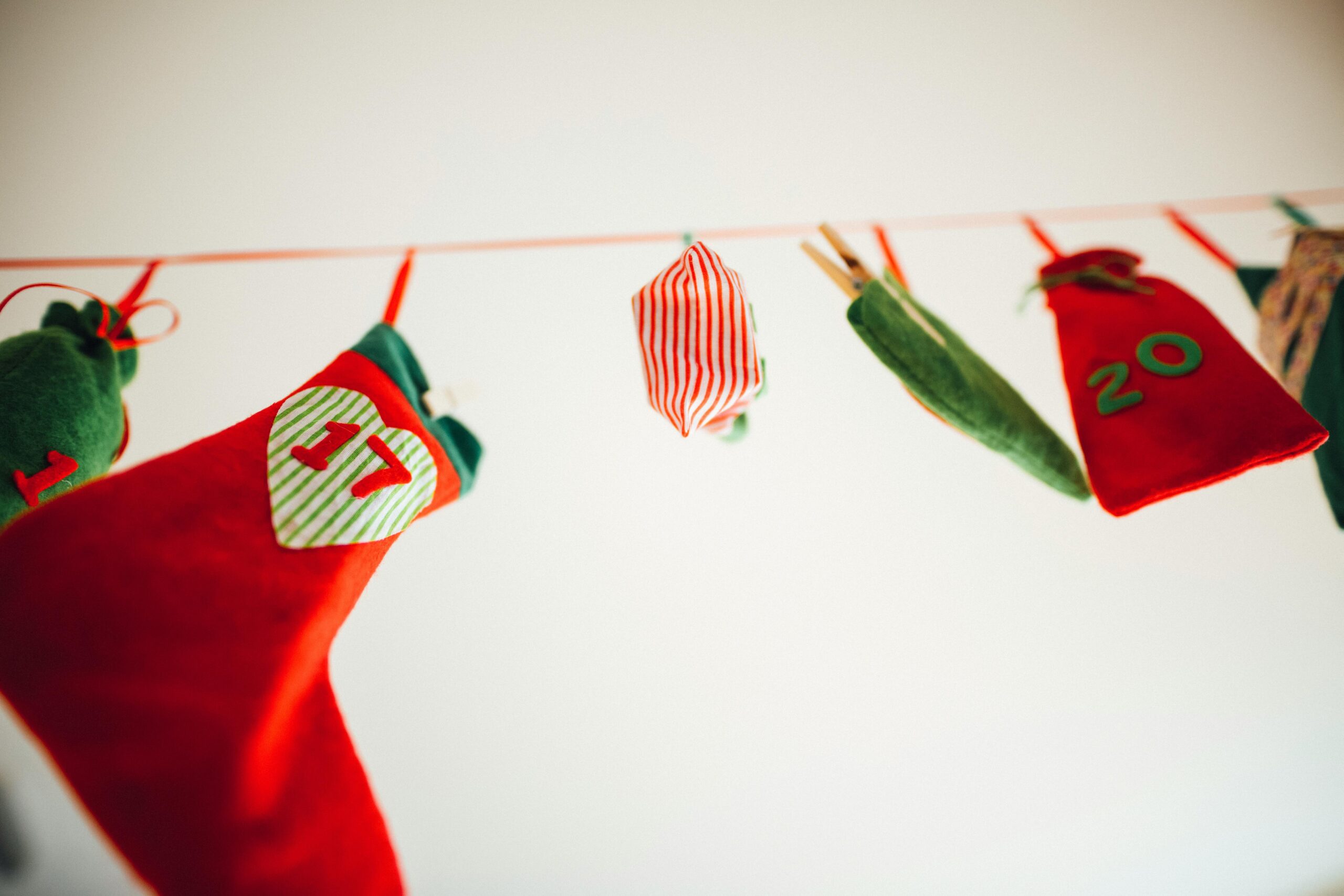 Welche Tricks erleichtern das Basteln von Adventskalendern?