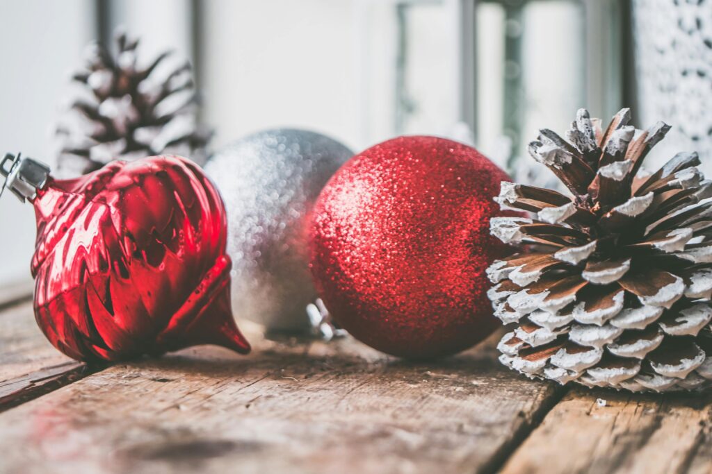 Welche Bastelmaterialien eignen sich für nachhaltigen Weihnachtsschmuck?