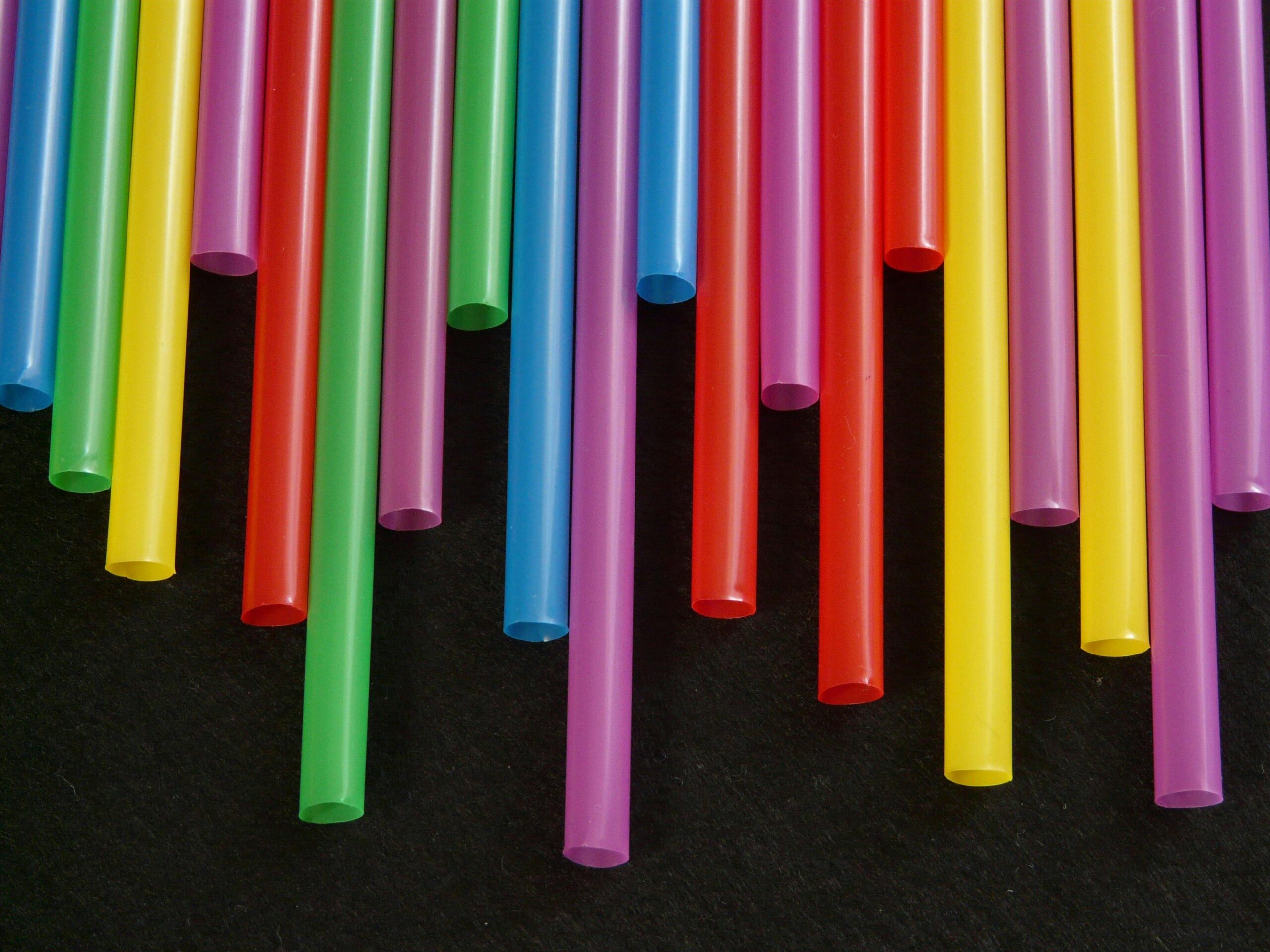 Welche Alternativen gibt es zu Plastikstrohhalmen bei Kindergeburtstagen?