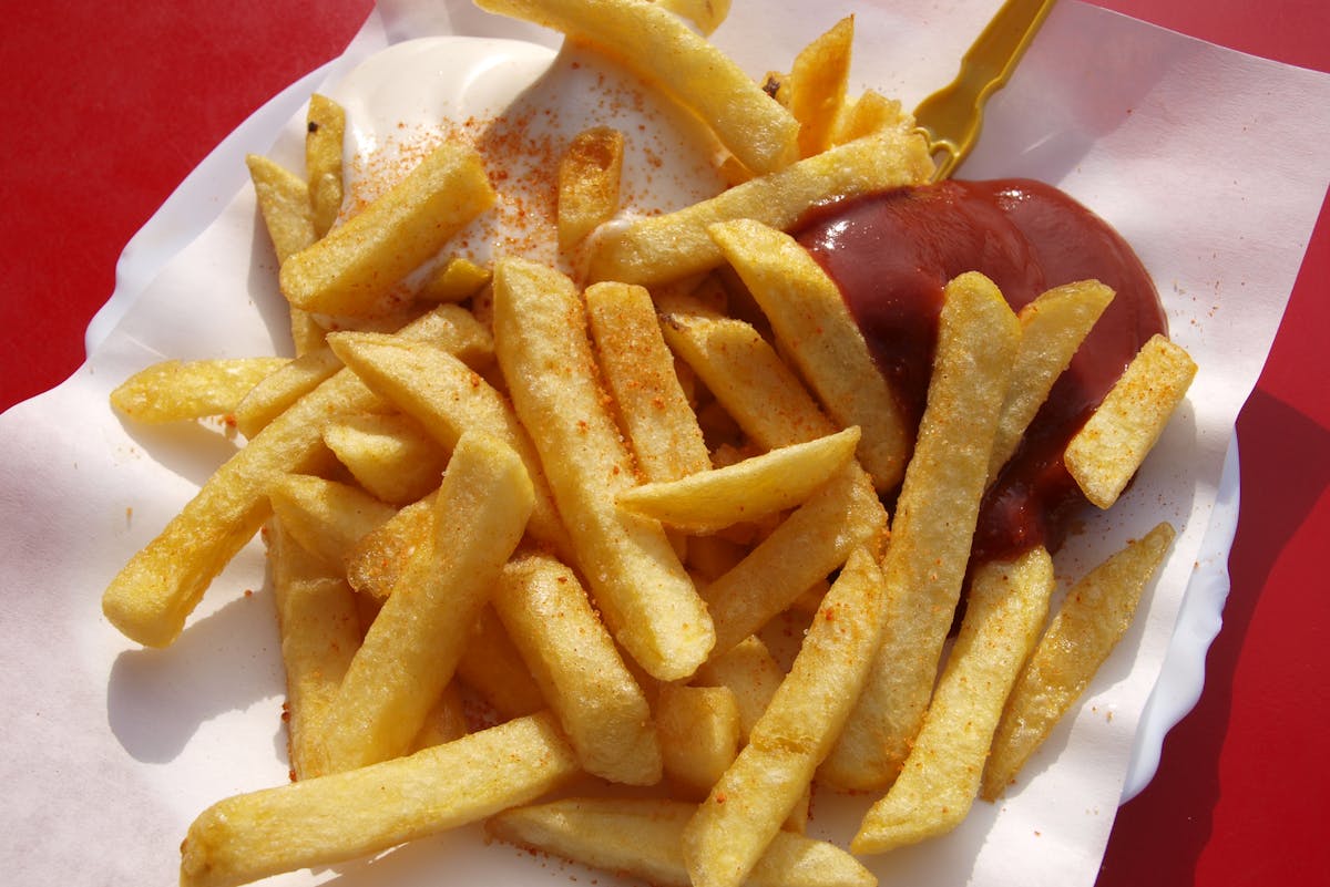 Warum schmecken Pommes aus dem Ofen nicht so knusprig wie frittiert