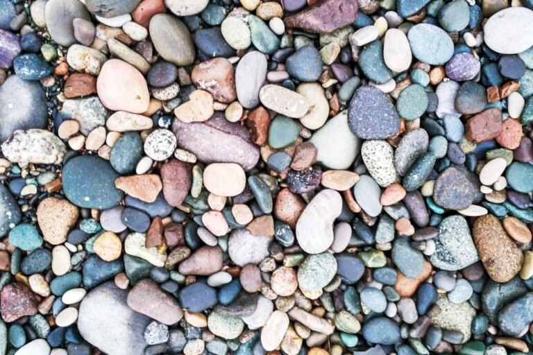 Welche Techniken erleichtern das Anlegen von Natursteinwegen im Garten