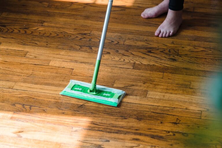 Warum wird der Boden nach dem Wischen streifig trotz richtigem Reiniger