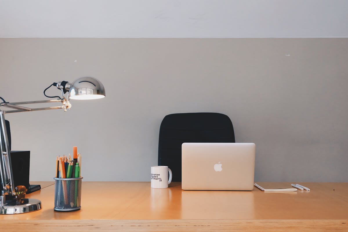 Kabelmanagement am Schreibtisch – die besten Hacks für mehr Ordnung 4 Welche Hacks helfen, Kabel bei einem Schreibtisch ordentlich zu organisieren