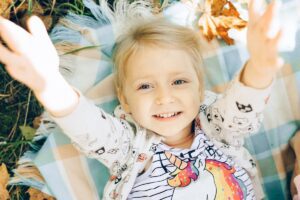 Welche Outdoor-Aktivitäten eignen sich für kleine Kinder im Herbst