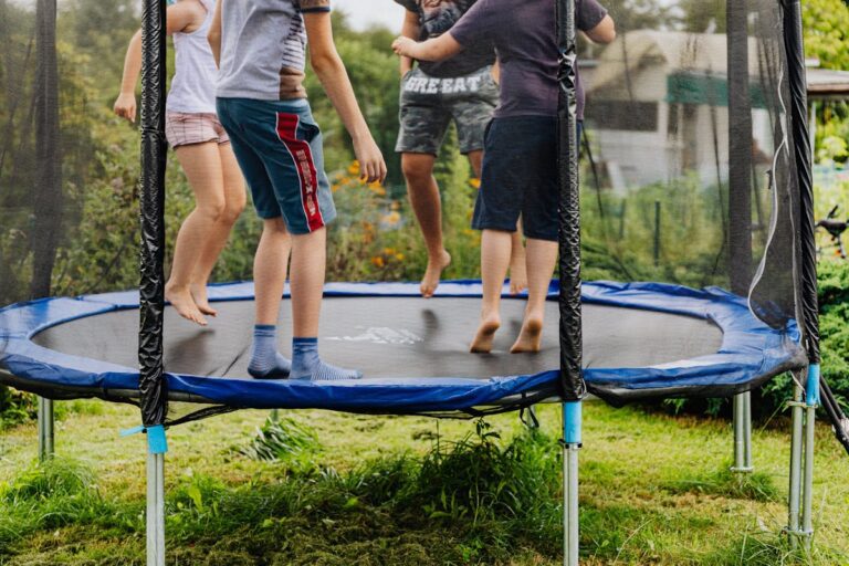 Welche Tipps helfen beim Aufbau eines Trampolins im Garten?