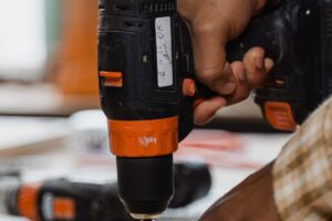 Warum wird das Akku-Werkzeug bei Nutzung schnell heiß?