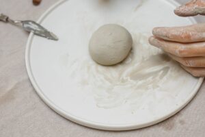 Welche Tricks erleichtern das Basteln mit lufttrocknendem Ton?