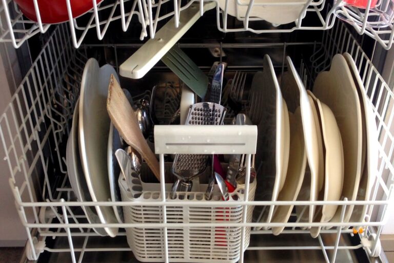 Warum bleibt der Geschirrspüler trotz Reinigung verstopft?