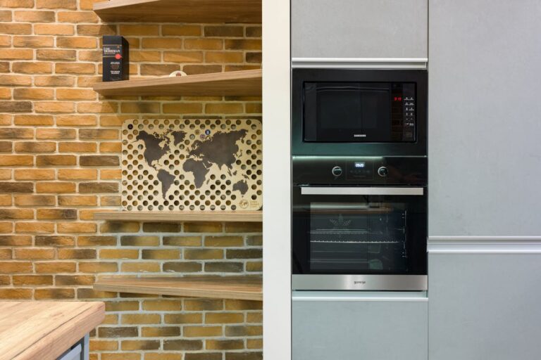 Warum springt der Sicherungskasten beim Einschalten der Mikrowelle heraus?