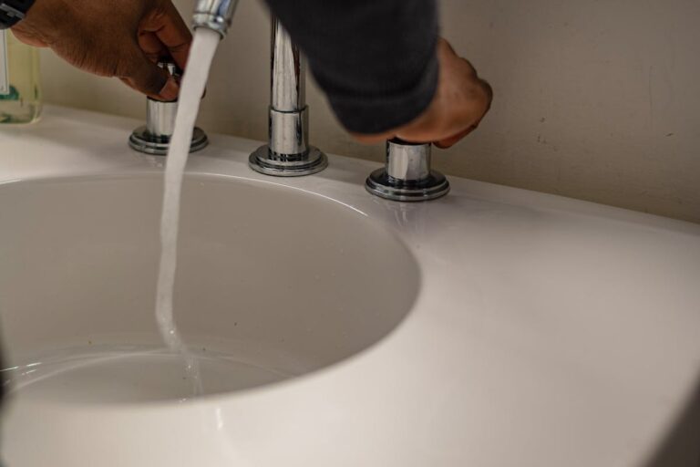 Warum läuft das Wasser im Waschbecken trotz Reinigung langsam ab?