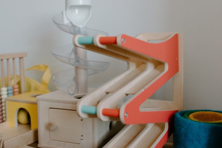 Welche Alternativen gibt es zu Plastikspielzeug im Kinderzimmer?