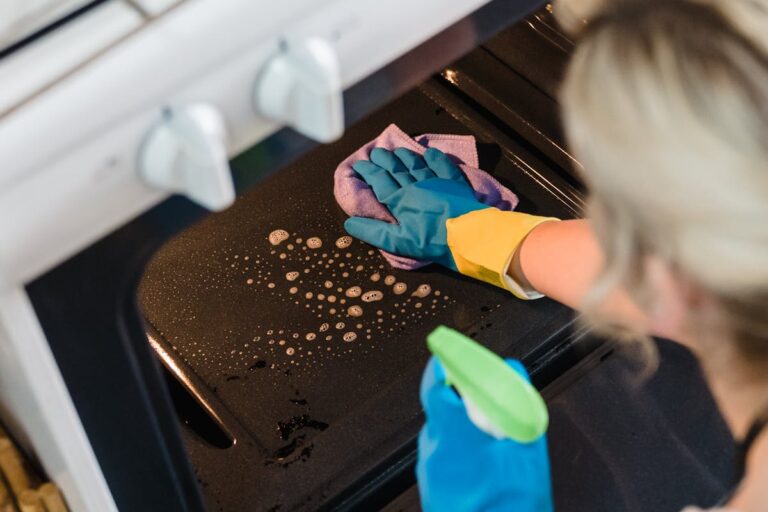 Warum bleibt der Backofen trotz Reinigung geruchsintensiv?