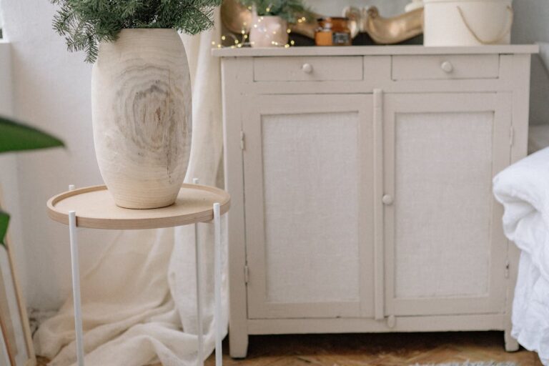 Welche Ideen erleichtern das Aufbewahren von Kleidung in kleinen Schränken?