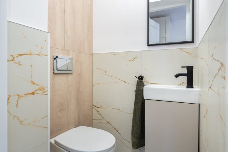 Welche Ideen helfen, das Badezimmer platzsparend einzurichten?