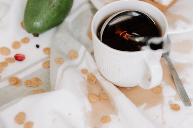 Wie entferne ich Kaffeeflecken aus meiner Kleidung?